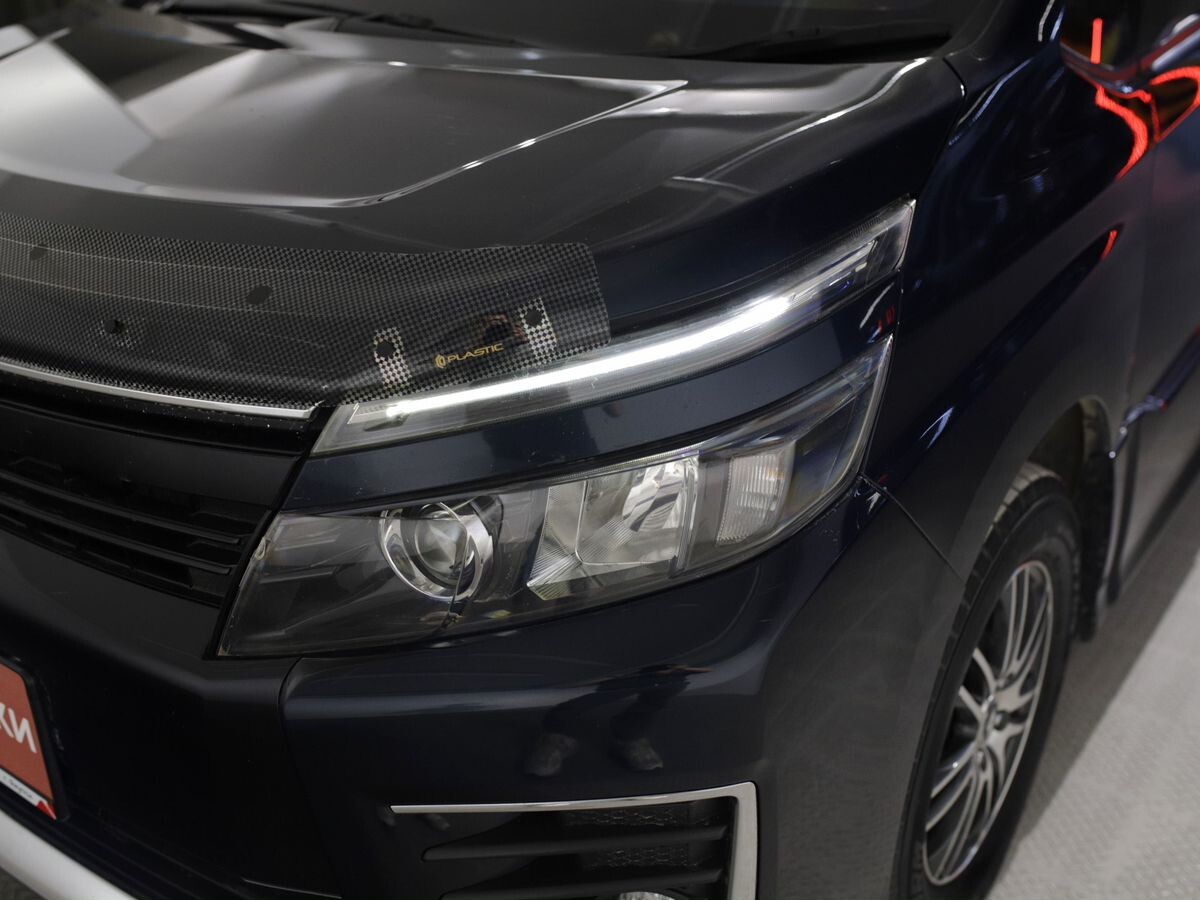 Toyota Voxy 2014 - фото автомобиля