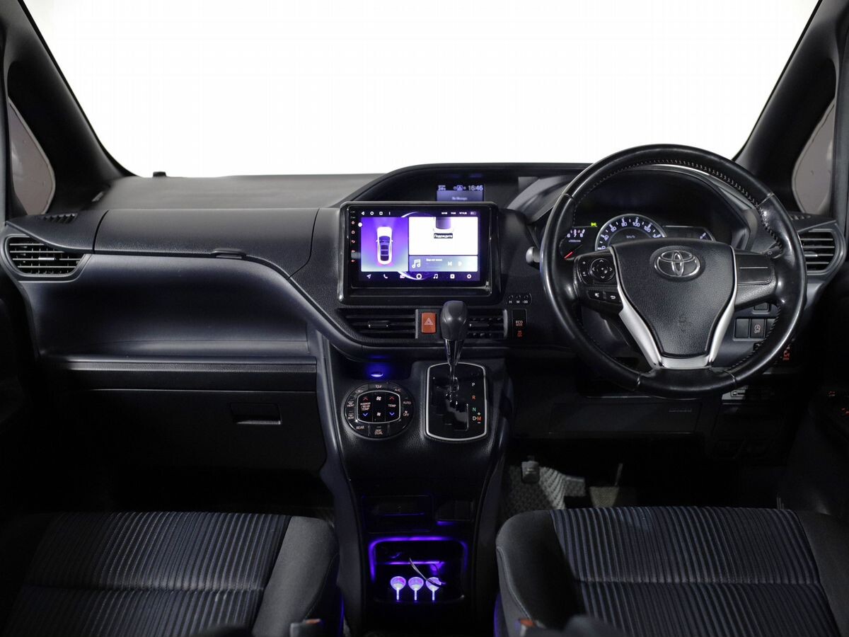 Toyota Voxy 2014 - фото автомобиля
