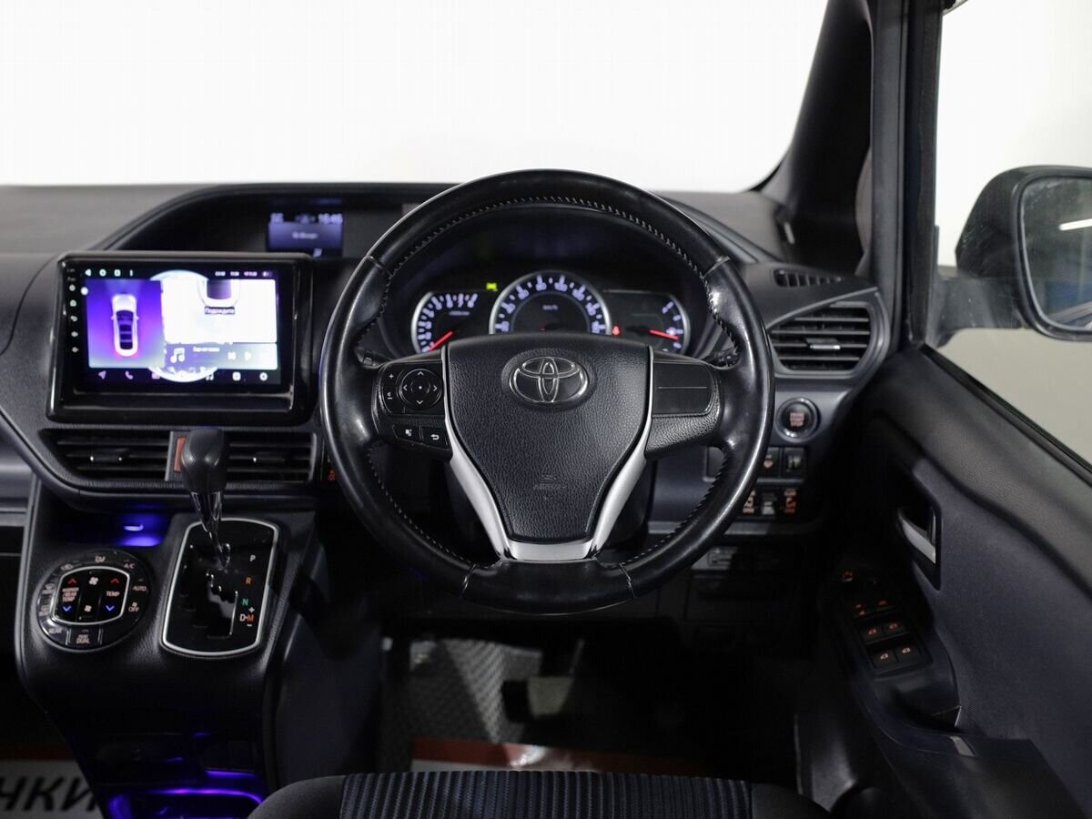 Toyota Voxy 2014 - фото автомобиля