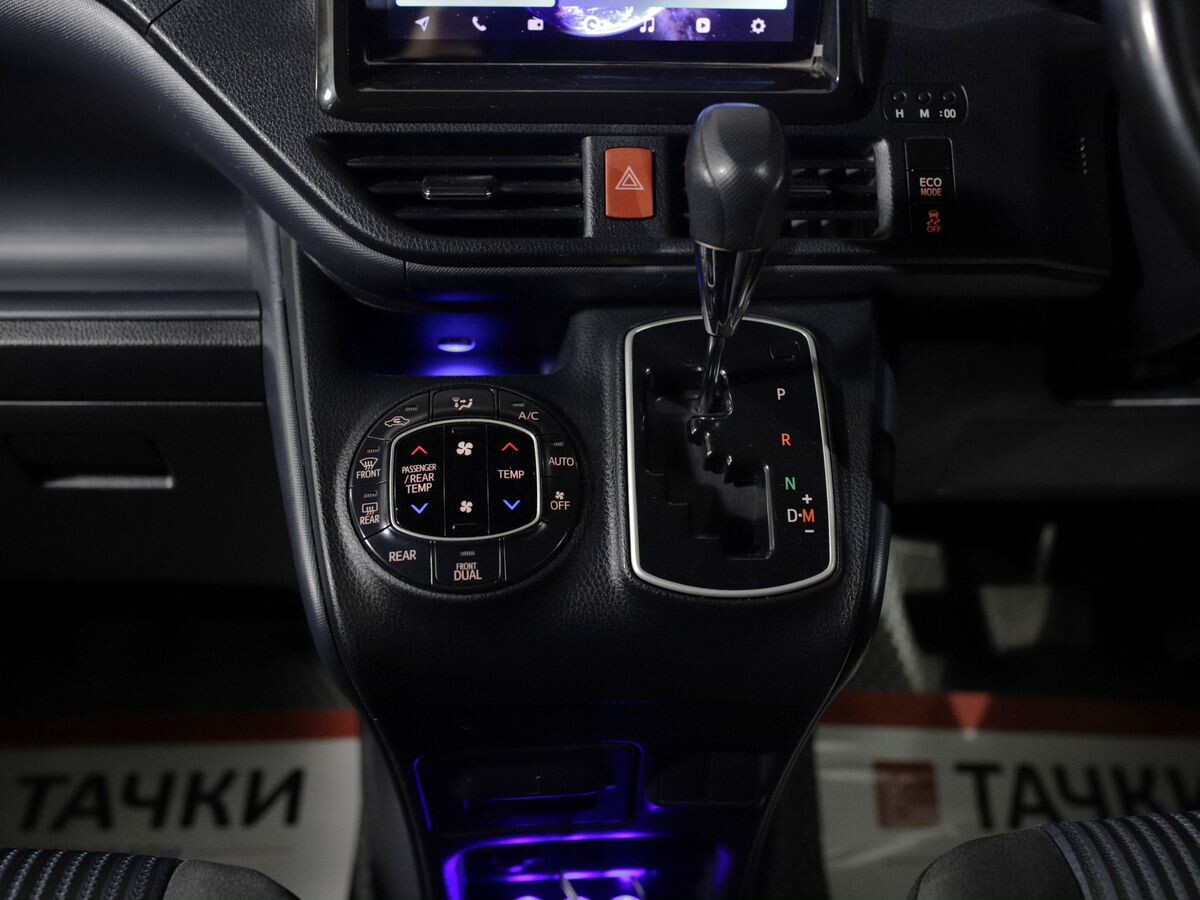 Toyota Voxy 2014 - фото автомобиля