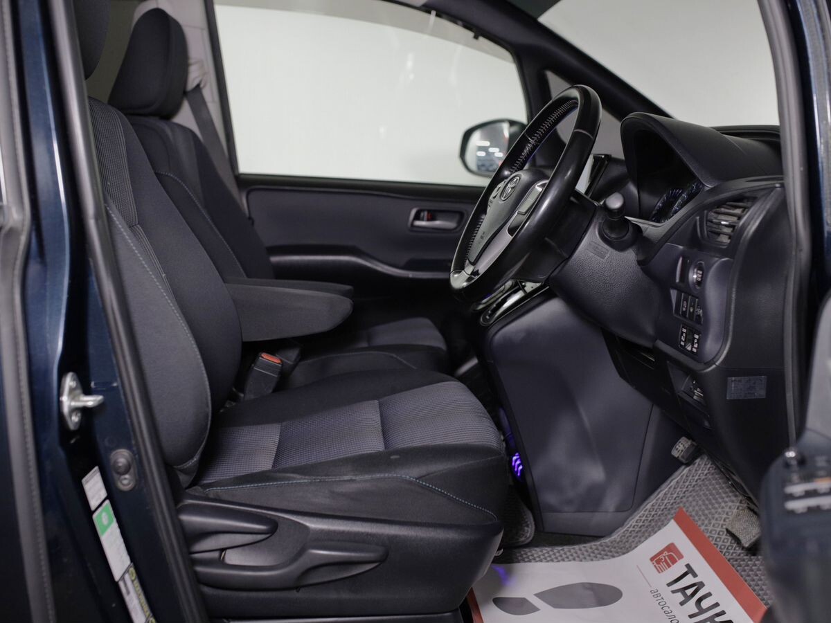 Toyota Voxy 2014 - фото автомобиля