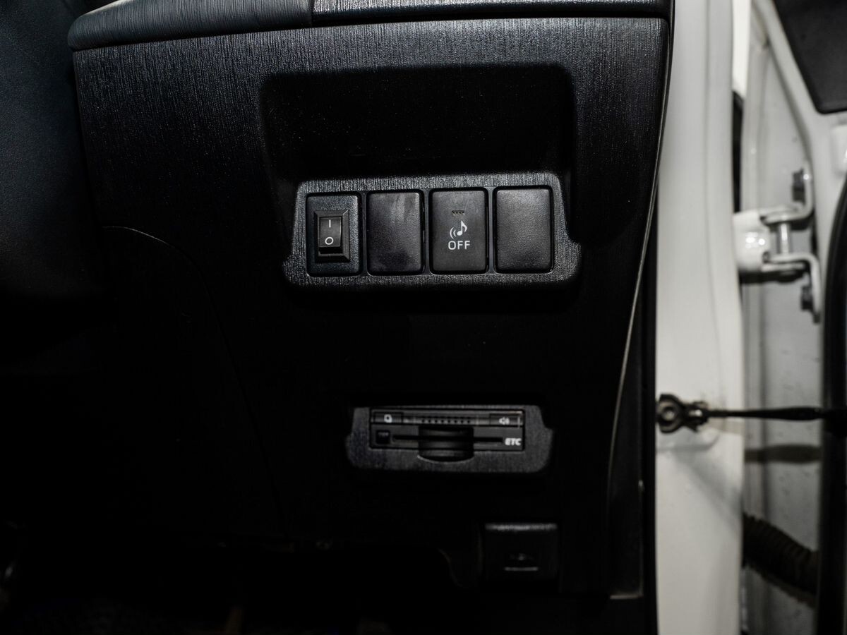Toyota Prius Alpha 2015 - фото автомобиля
