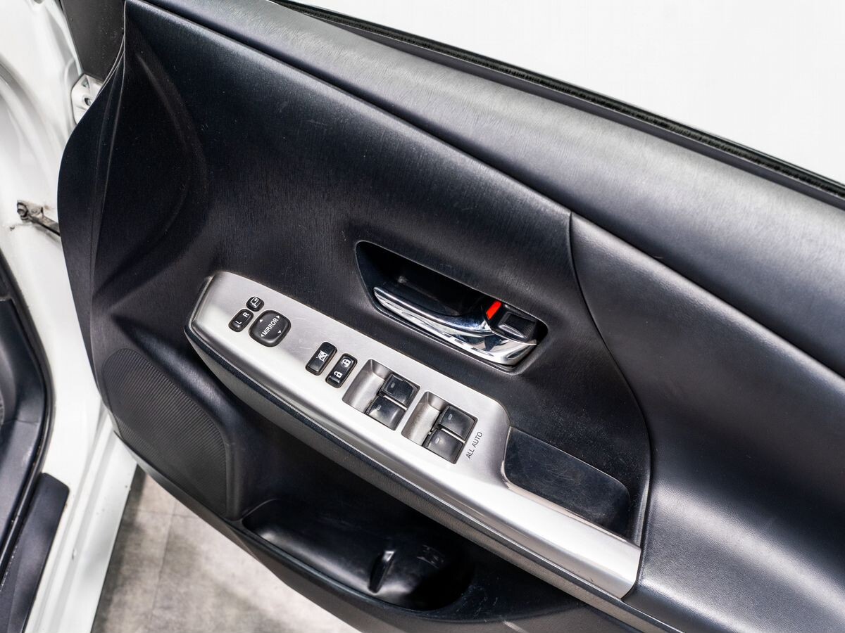 Toyota Prius Alpha 2015 - фото автомобиля