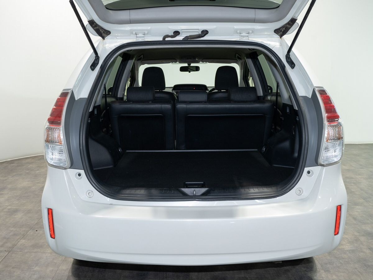 Toyota Prius Alpha 2015 - фото автомобиля