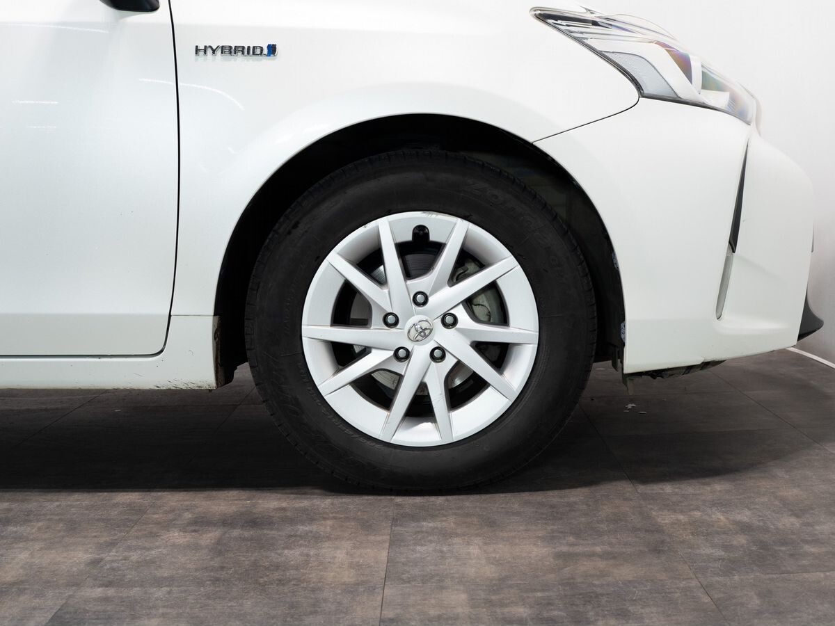 Toyota Prius Alpha 2015 - фото автомобиля