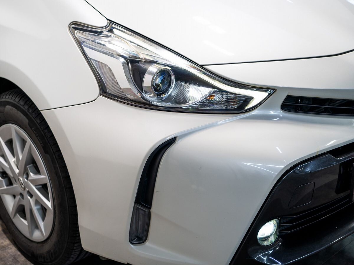 Toyota Prius Alpha 2015 - фото автомобиля