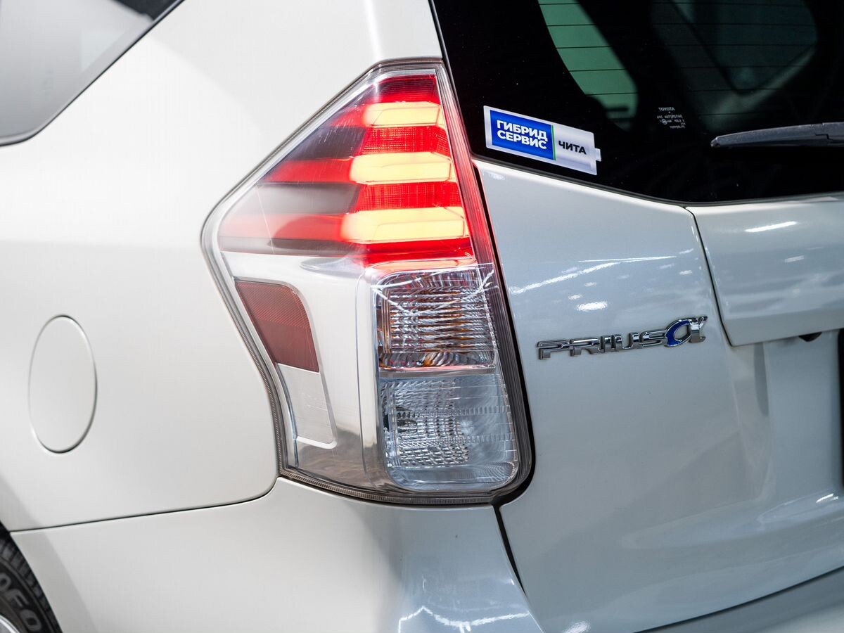 Toyota Prius Alpha 2015 - фото автомобиля