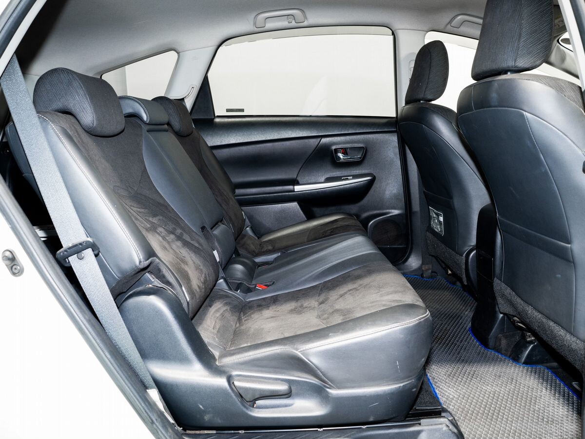 Toyota Prius Alpha 2015 - фото автомобиля