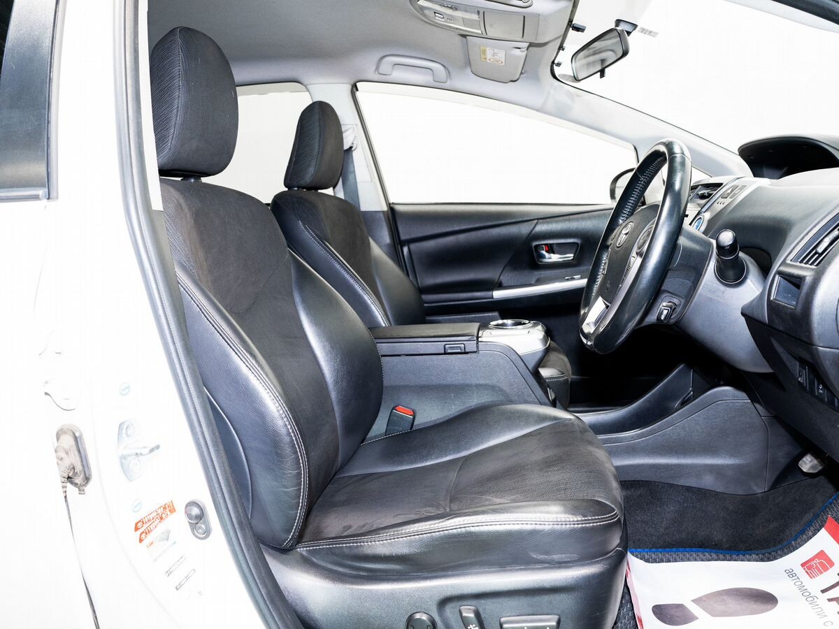 Toyota Prius Alpha 2015 - фото автомобиля