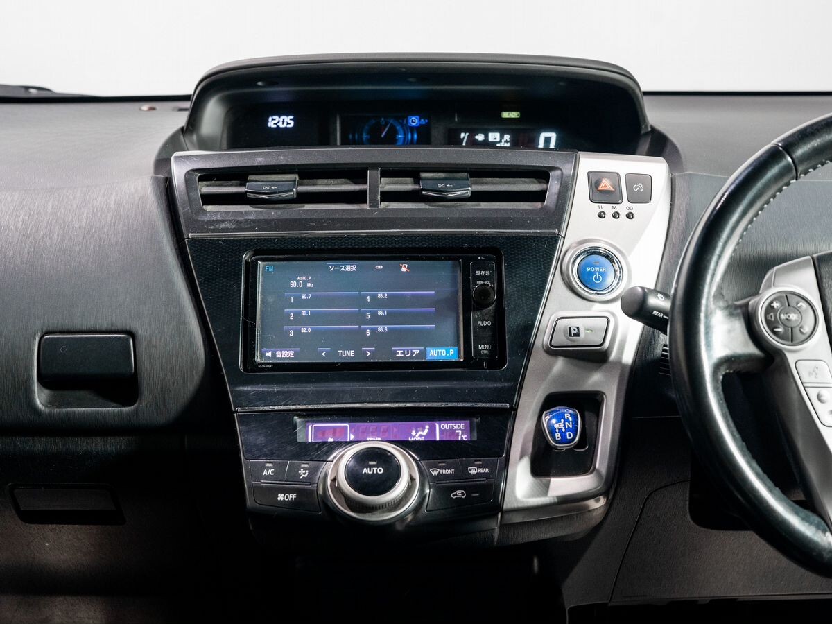 Toyota Prius Alpha 2015 - фото автомобиля