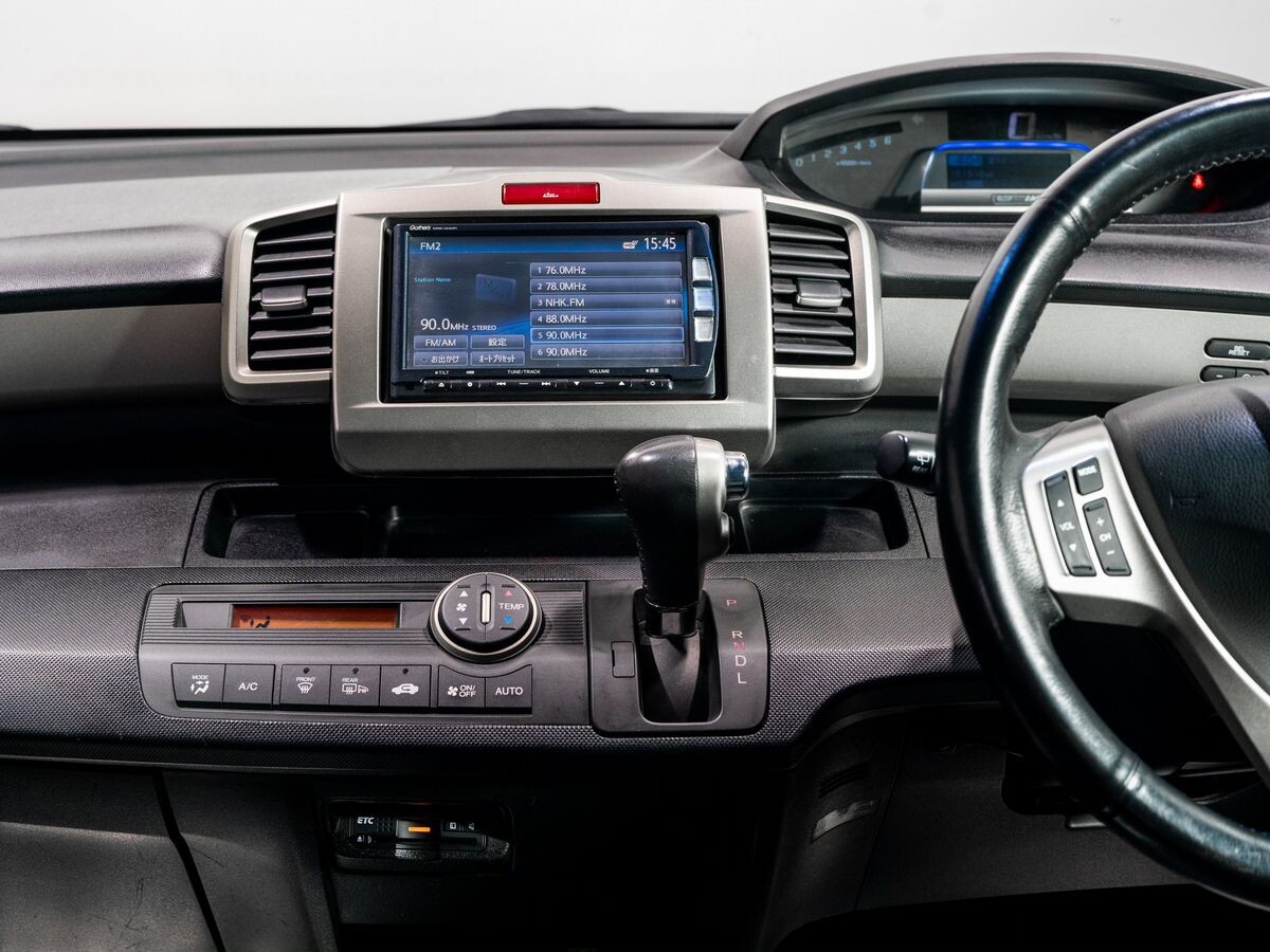 Honda Freed Spike 2013 - фото автомобиля