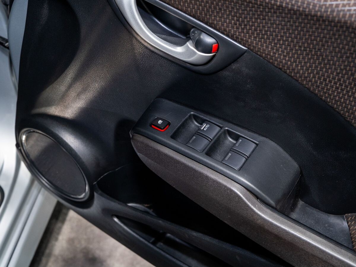 Honda Fit Shuttle 2011 - фото автомобиля