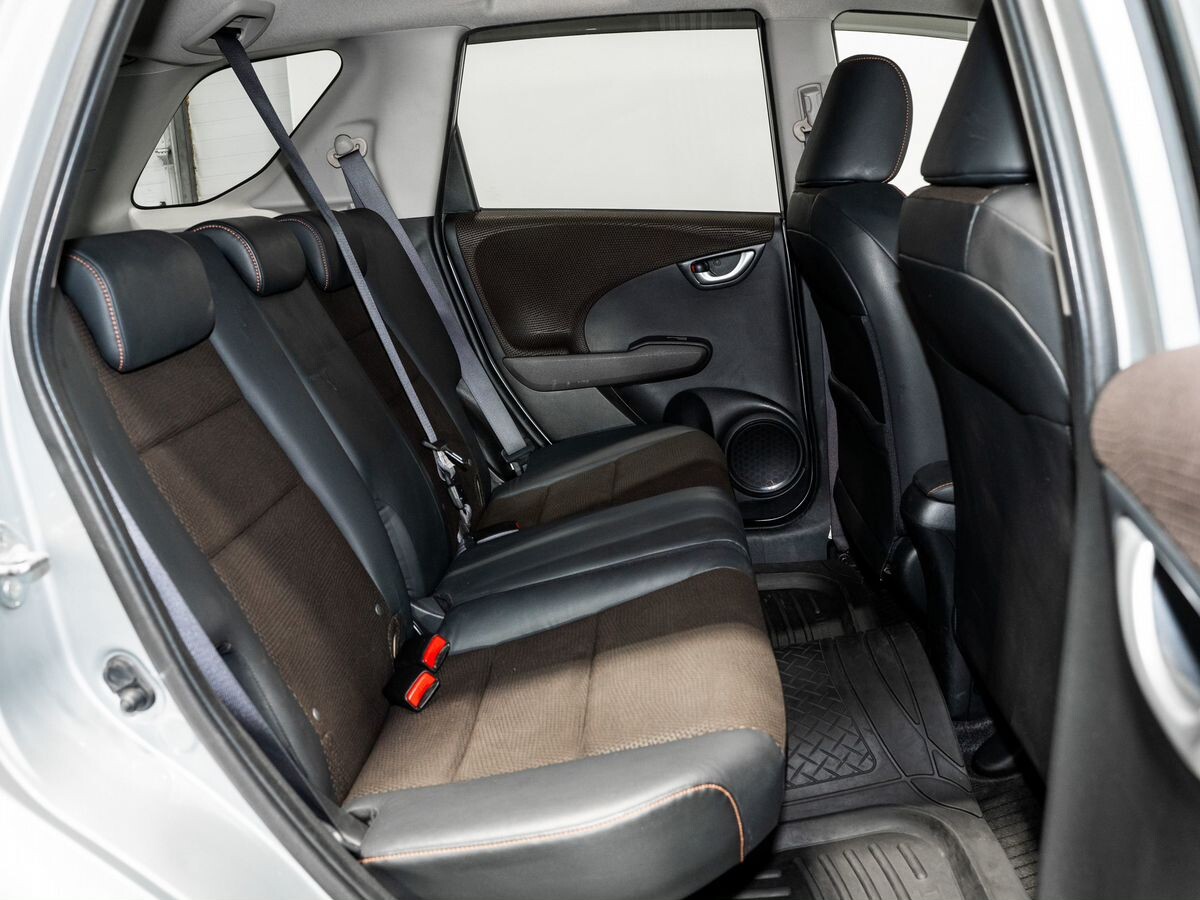 Honda Fit Shuttle 2011 - фото автомобиля