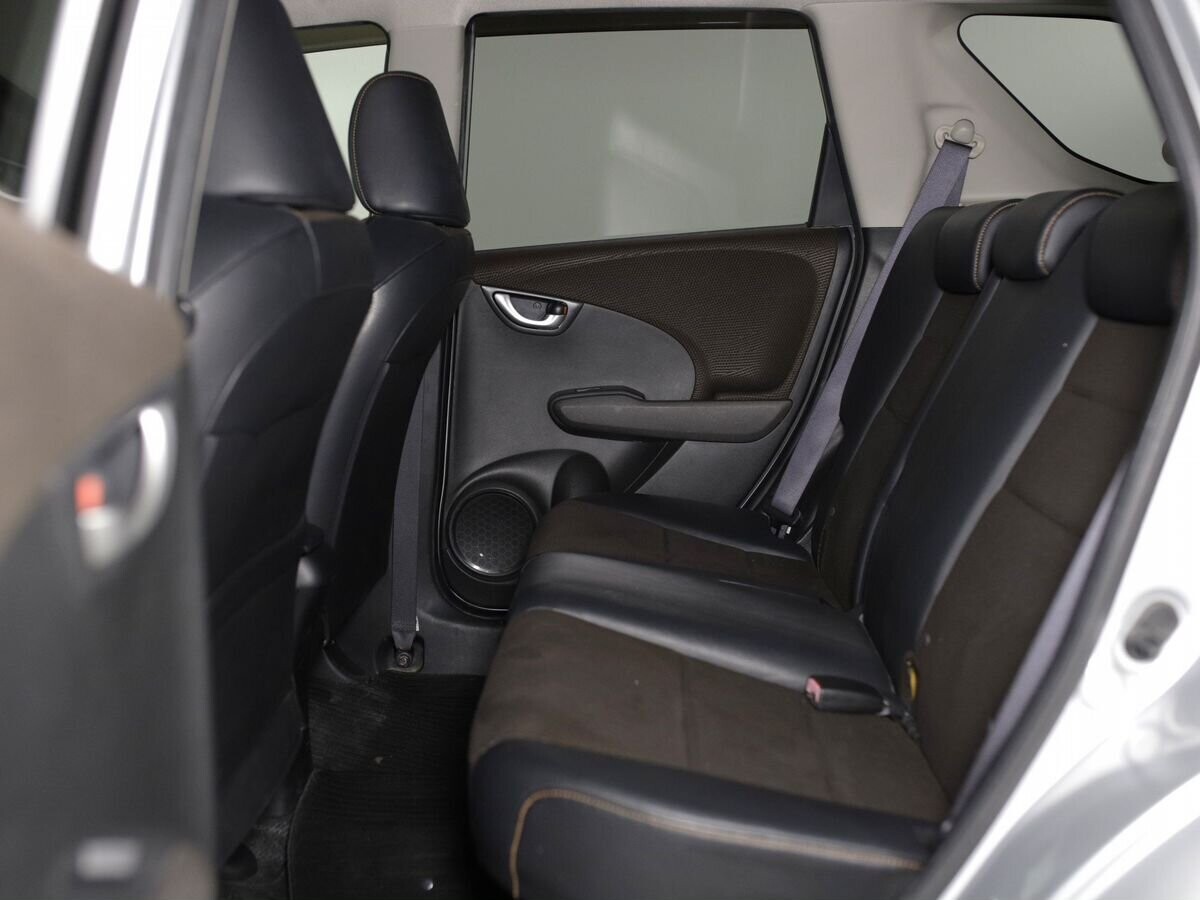 Honda Fit Shuttle 2011 - фото автомобиля