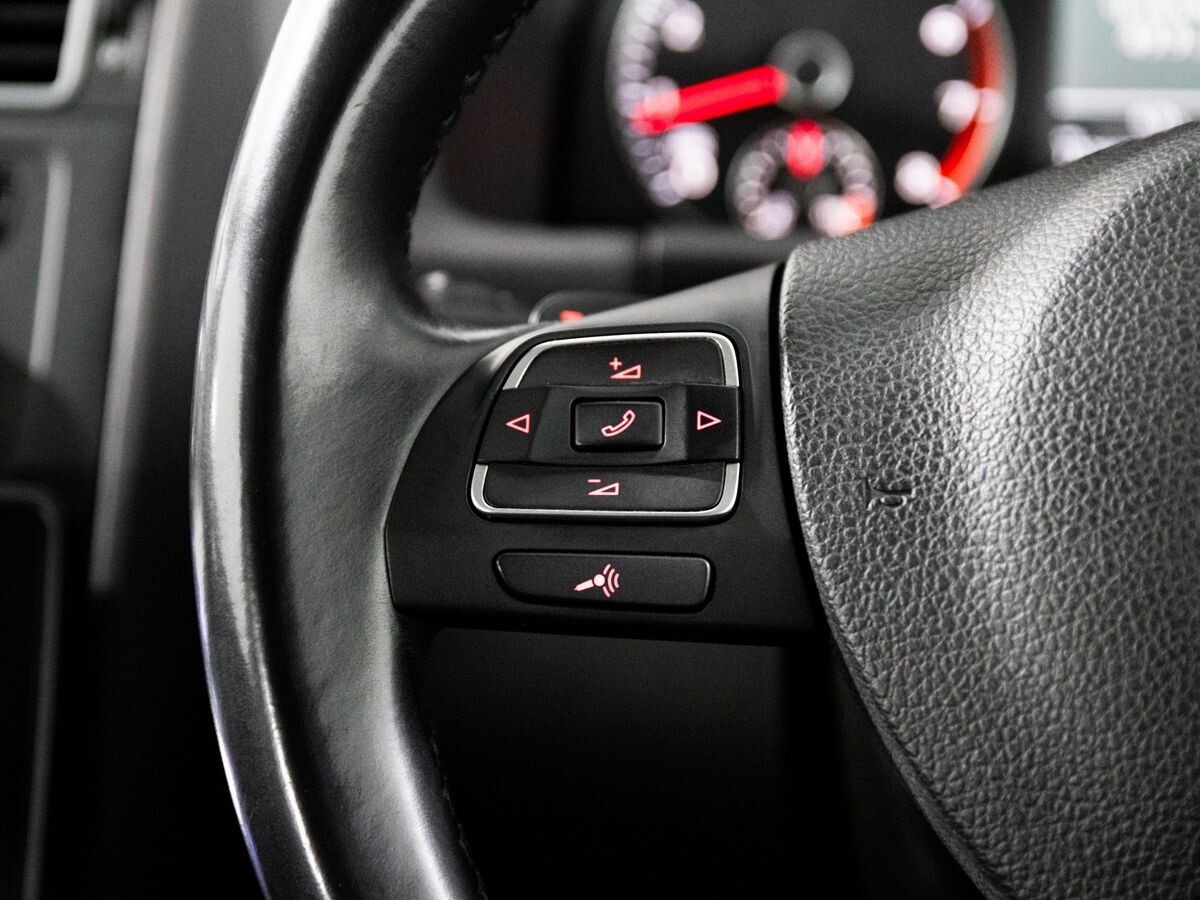 Volkswagen Touran 2012 - фото автомобиля