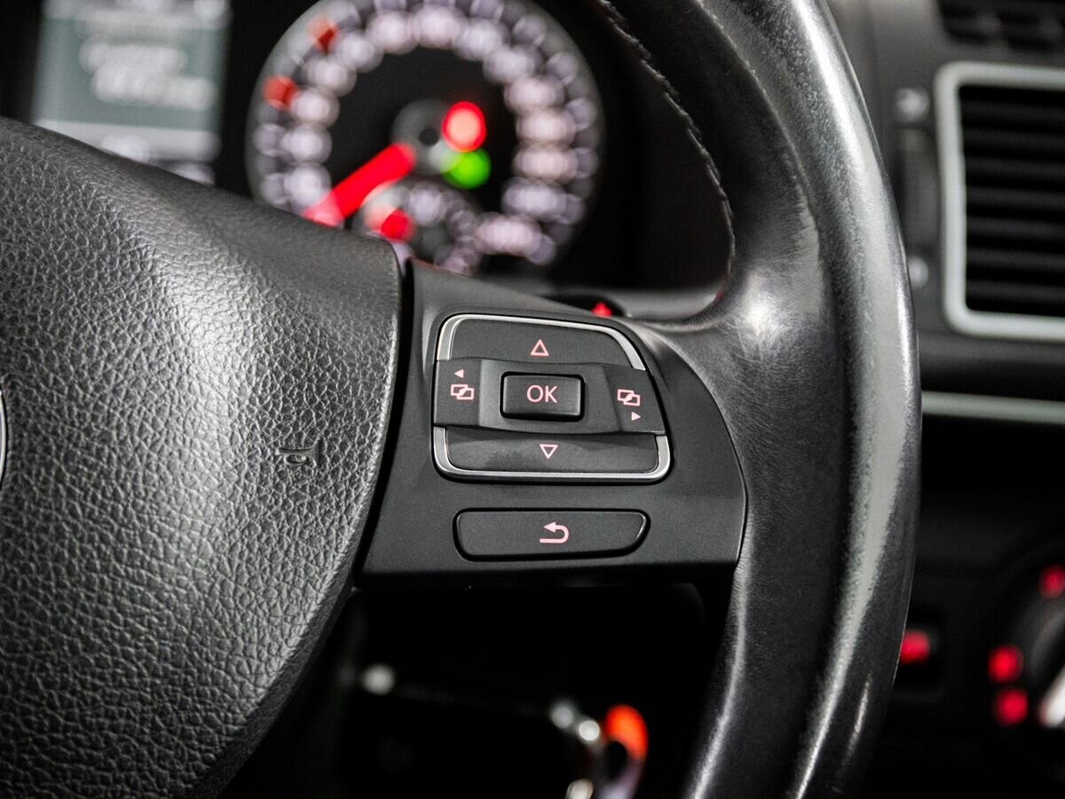 Volkswagen Touran 2012 - фото автомобиля