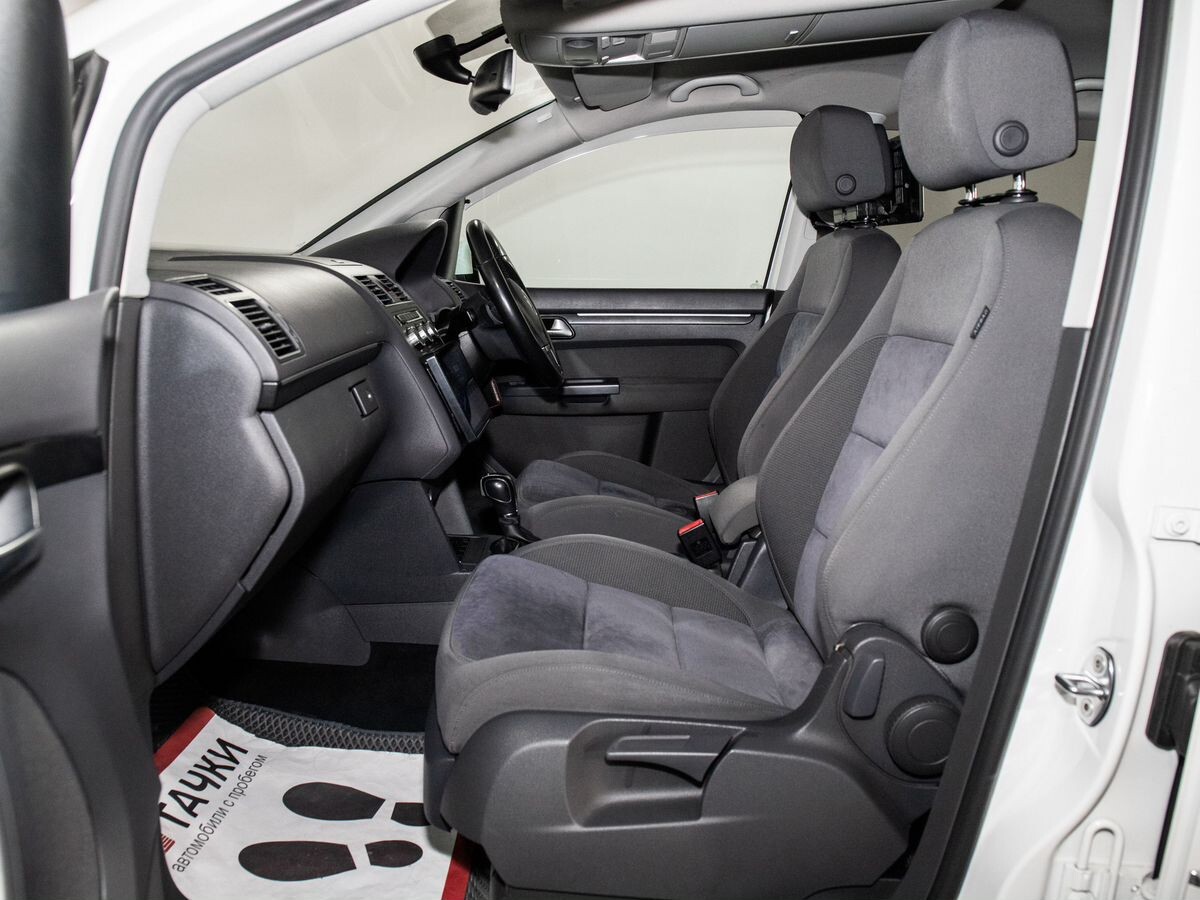 Volkswagen Touran 2012 - фото автомобиля