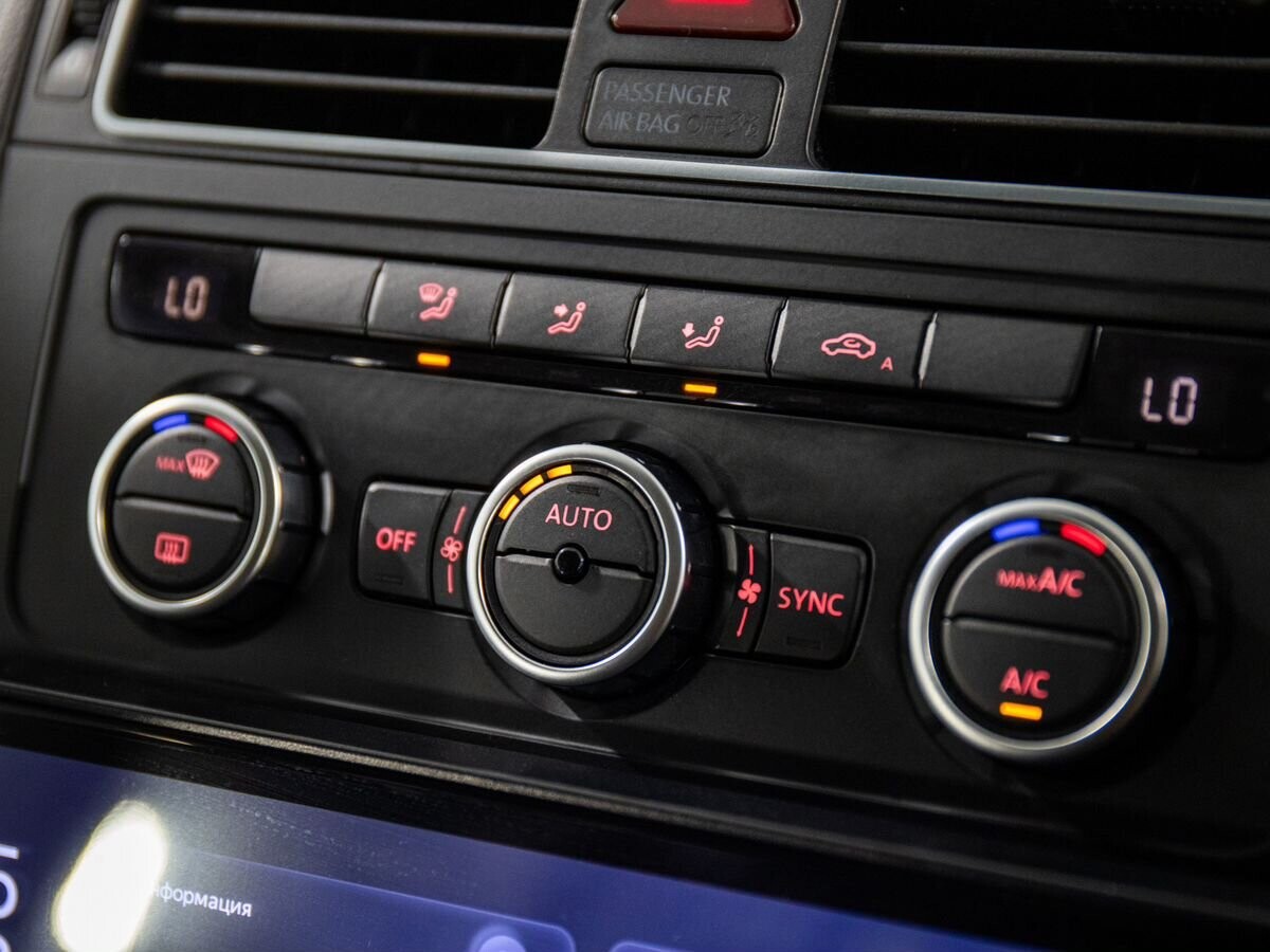 Volkswagen Touran 2012 - фото автомобиля