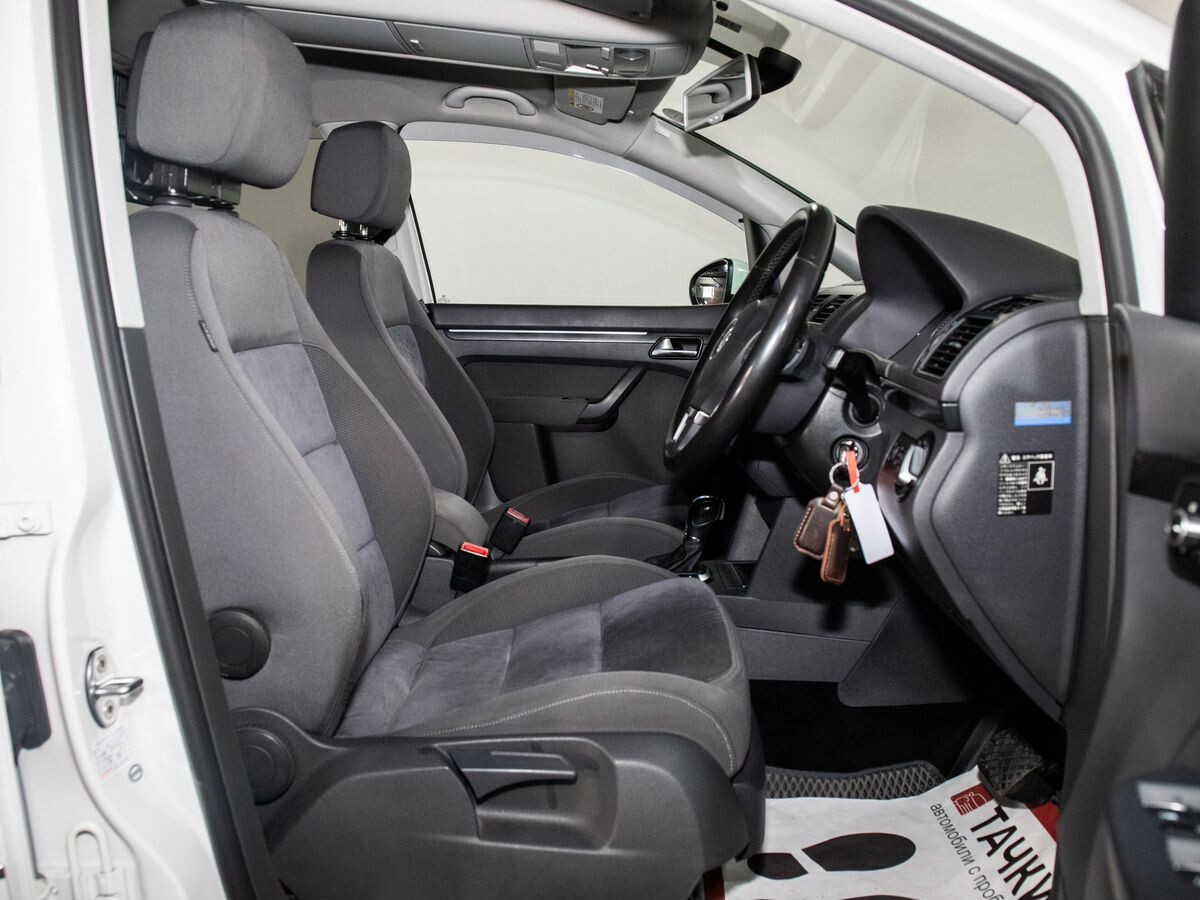 Volkswagen Touran 2012 - фото автомобиля