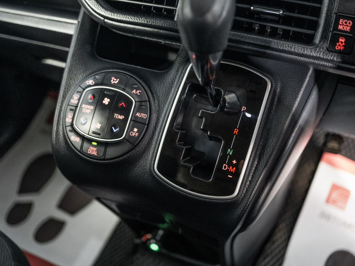 Toyota Noah 2018 - фото автомобиля