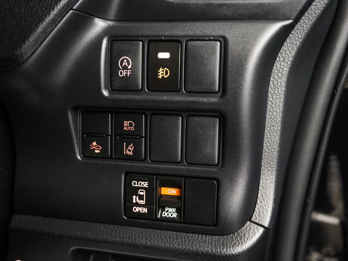 Toyota Noah 2018 - фото автомобиля