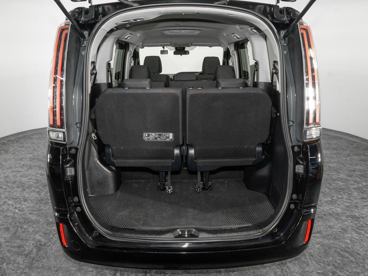 Toyota Noah 2018 - фото автомобиля