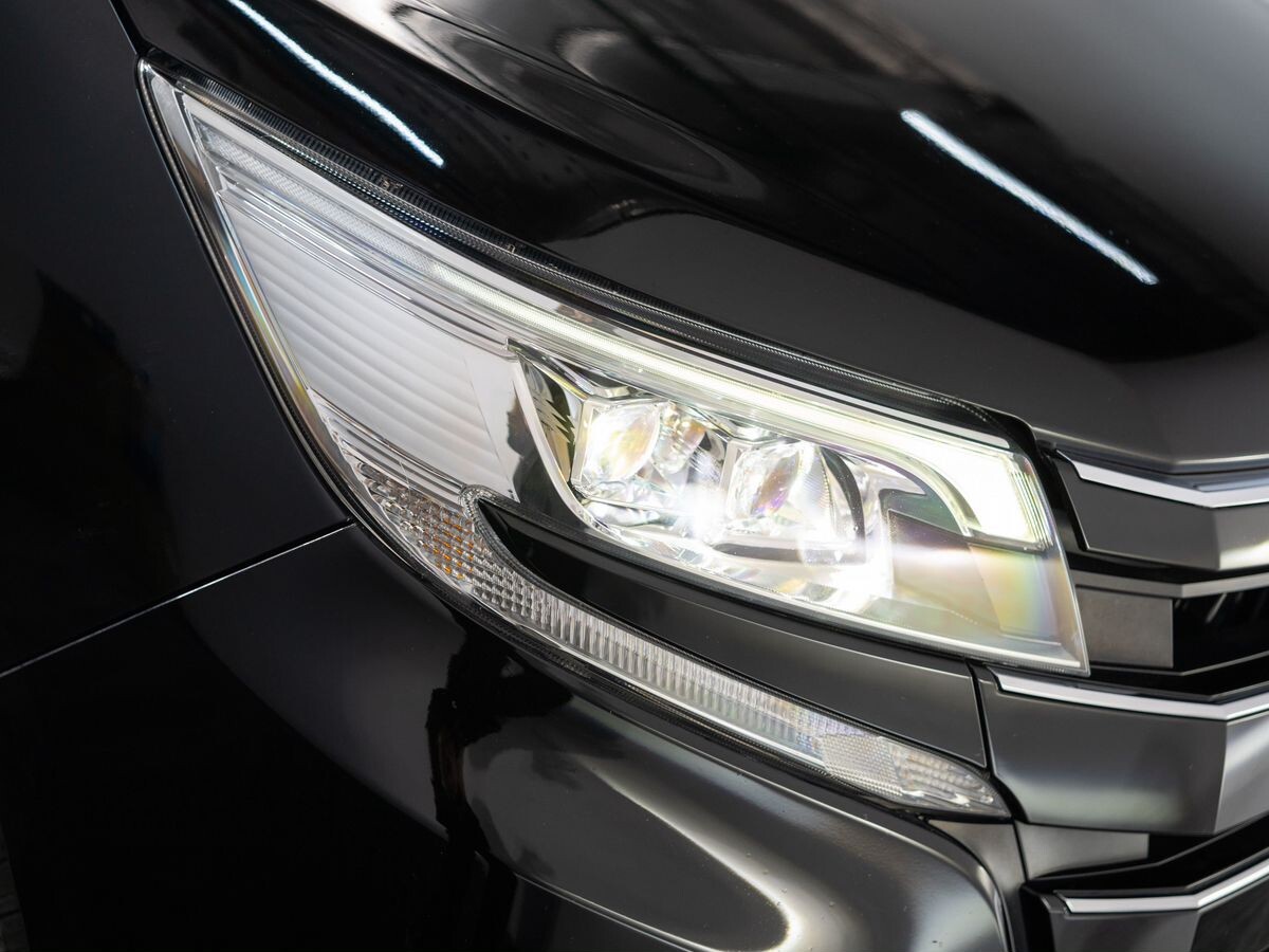 Toyota Noah 2018 - фото автомобиля
