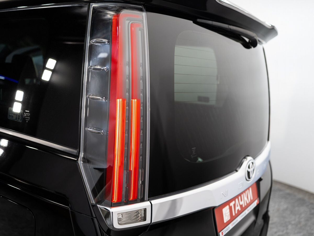 Toyota Noah 2018 - фото автомобиля