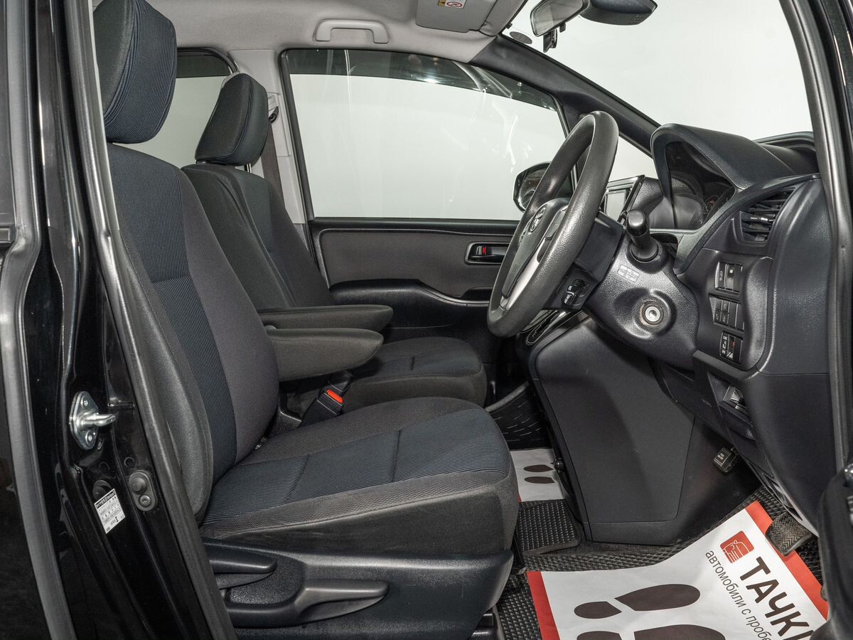 Toyota Noah 2018 - фото автомобиля