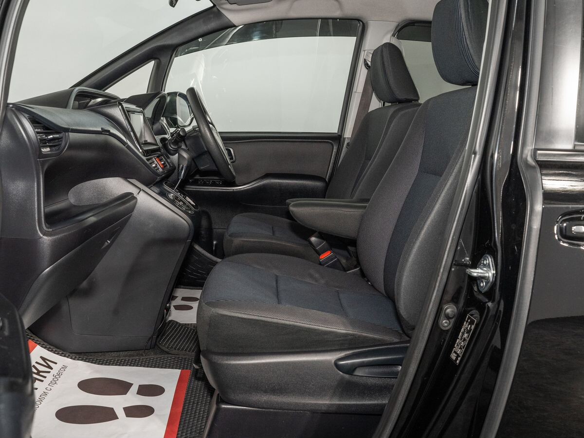 Toyota Noah 2018 - фото автомобиля