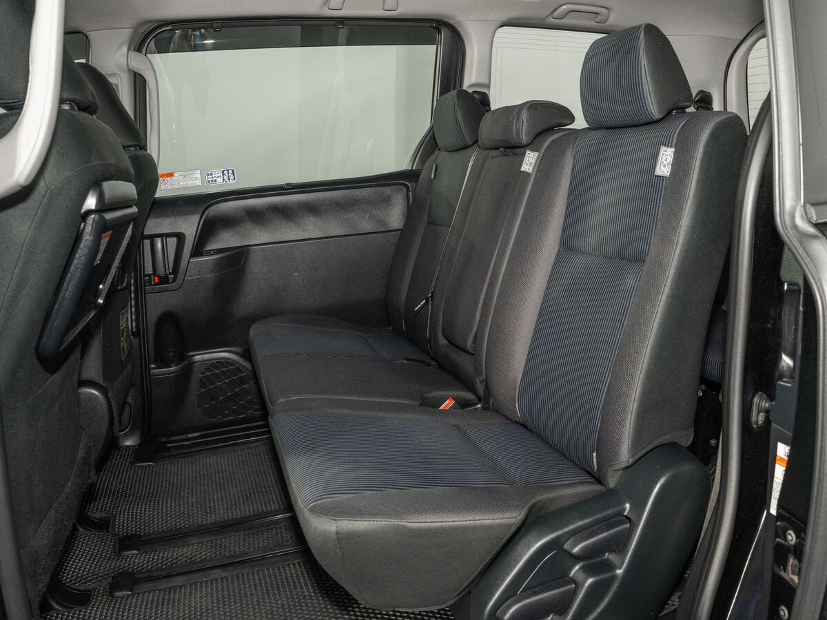Toyota Noah 2018 - фото автомобиля