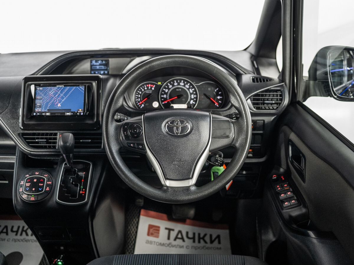 Toyota Noah 2018 - фото автомобиля