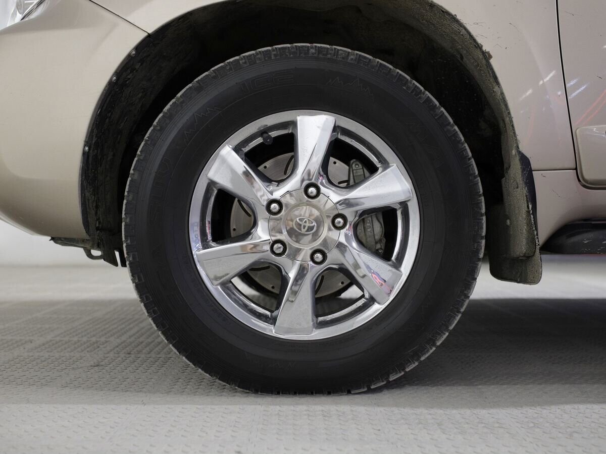 Toyota Land Cruiser 2012 - фото автомобиля