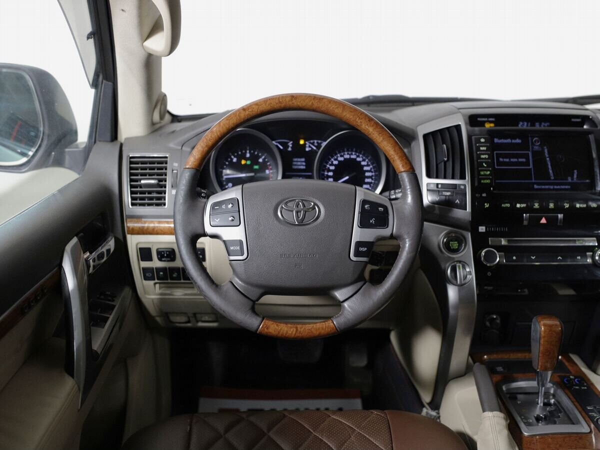 Toyota Land Cruiser 2012 - фото автомобиля