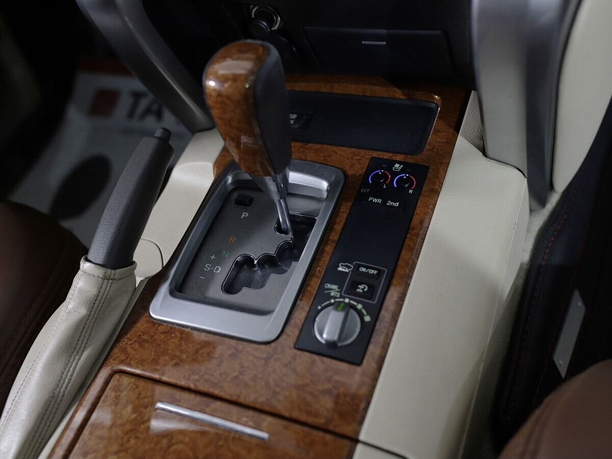 Toyota Land Cruiser 2012 - фото автомобиля