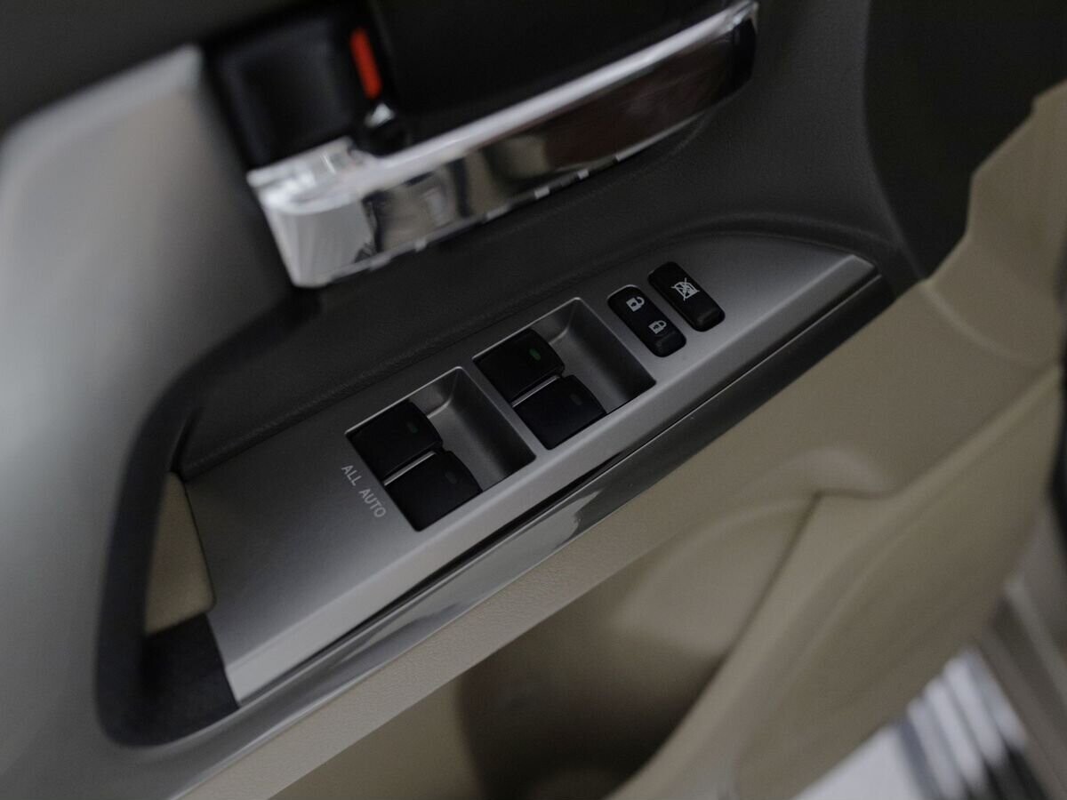 Toyota Land Cruiser 2012 - фото автомобиля