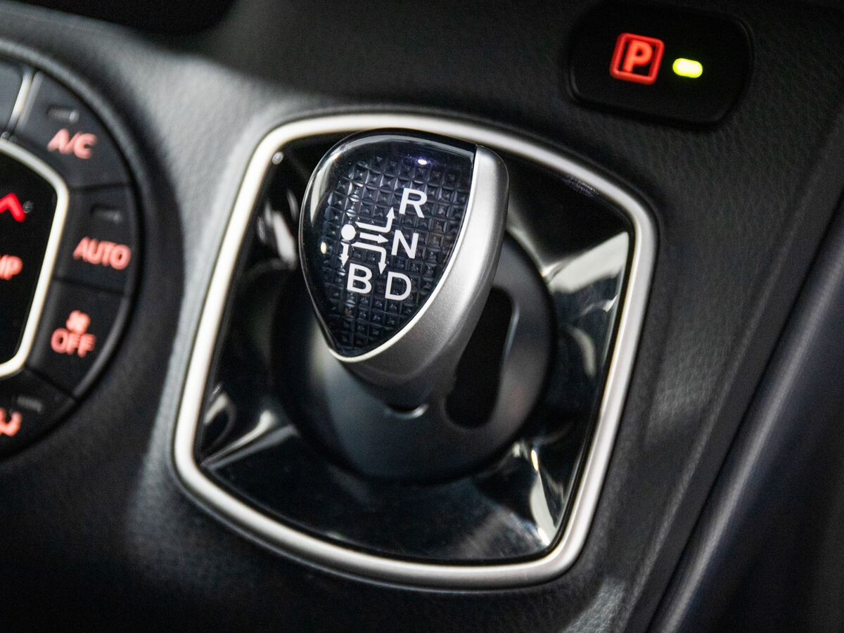 Toyota Voxy 2014 - фото автомобиля