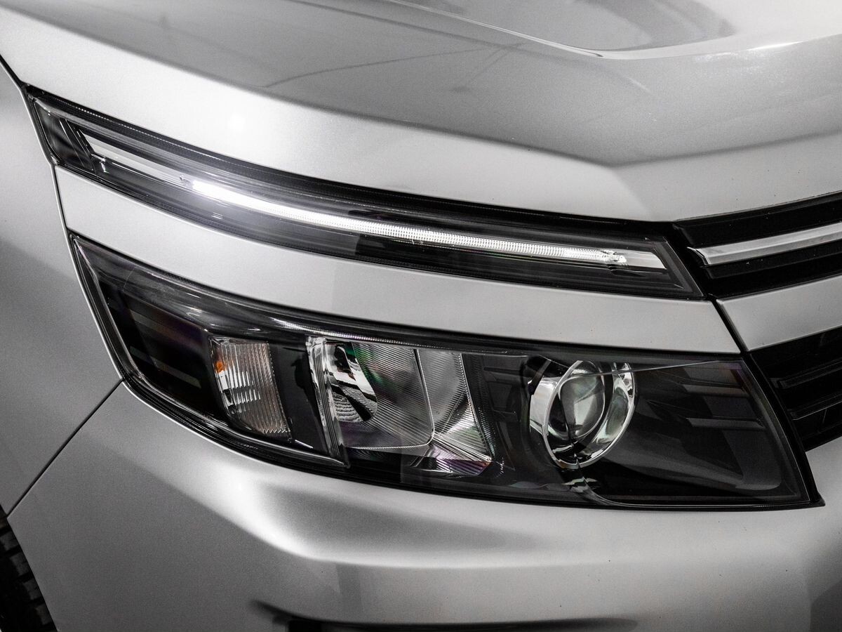 Toyota Voxy 2014 - фото автомобиля