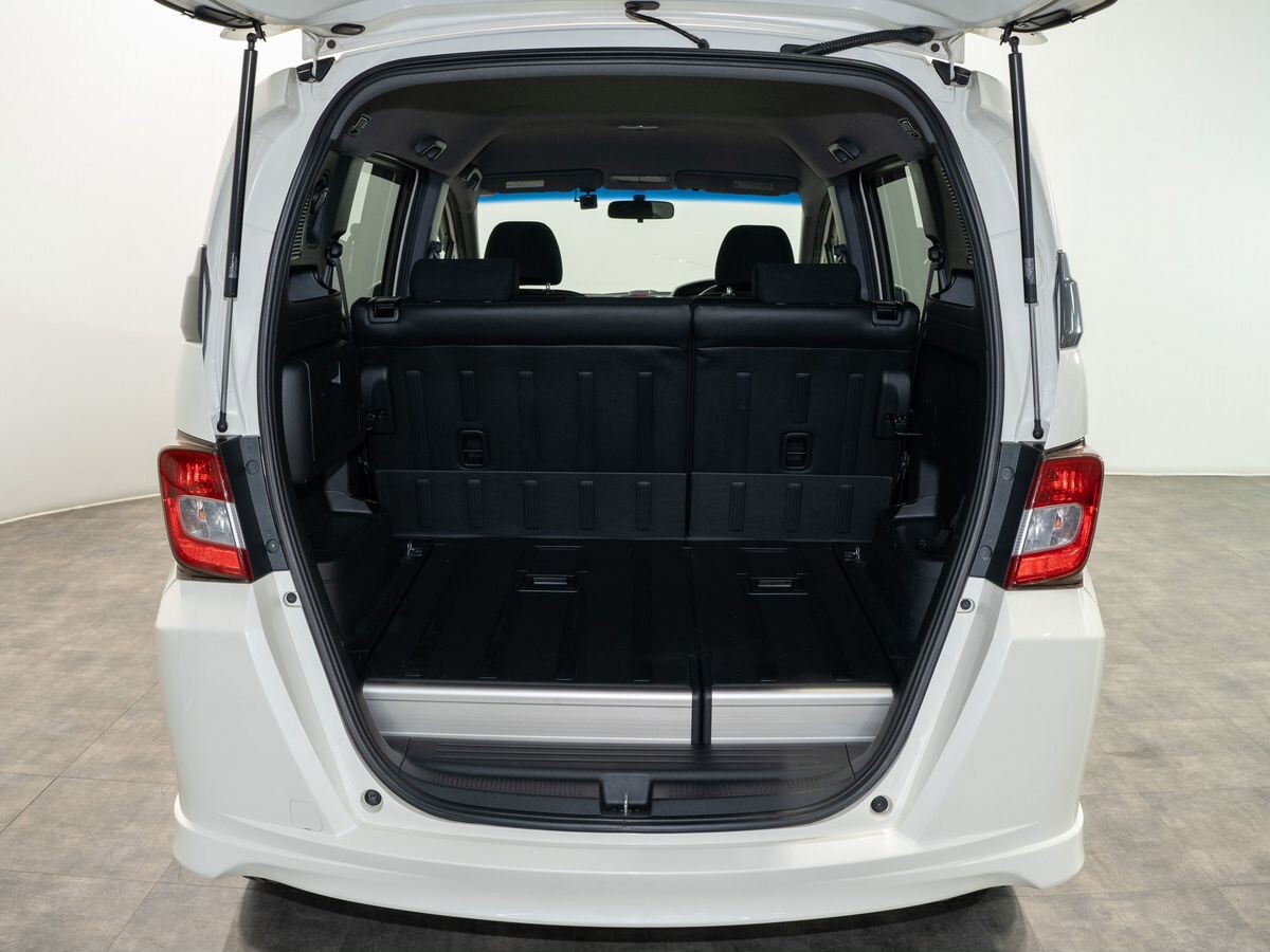 Honda Freed Spike 2011 - фото автомобиля
