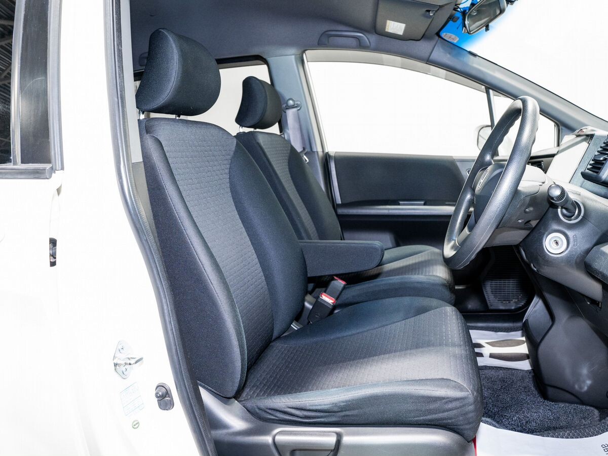 Honda Freed Spike 2011 - фото автомобиля