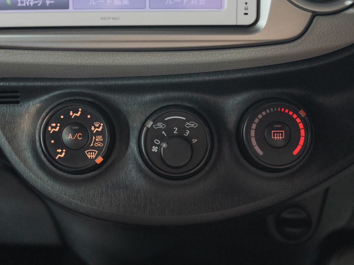 Toyota Vitz 2012 - фото автомобиля