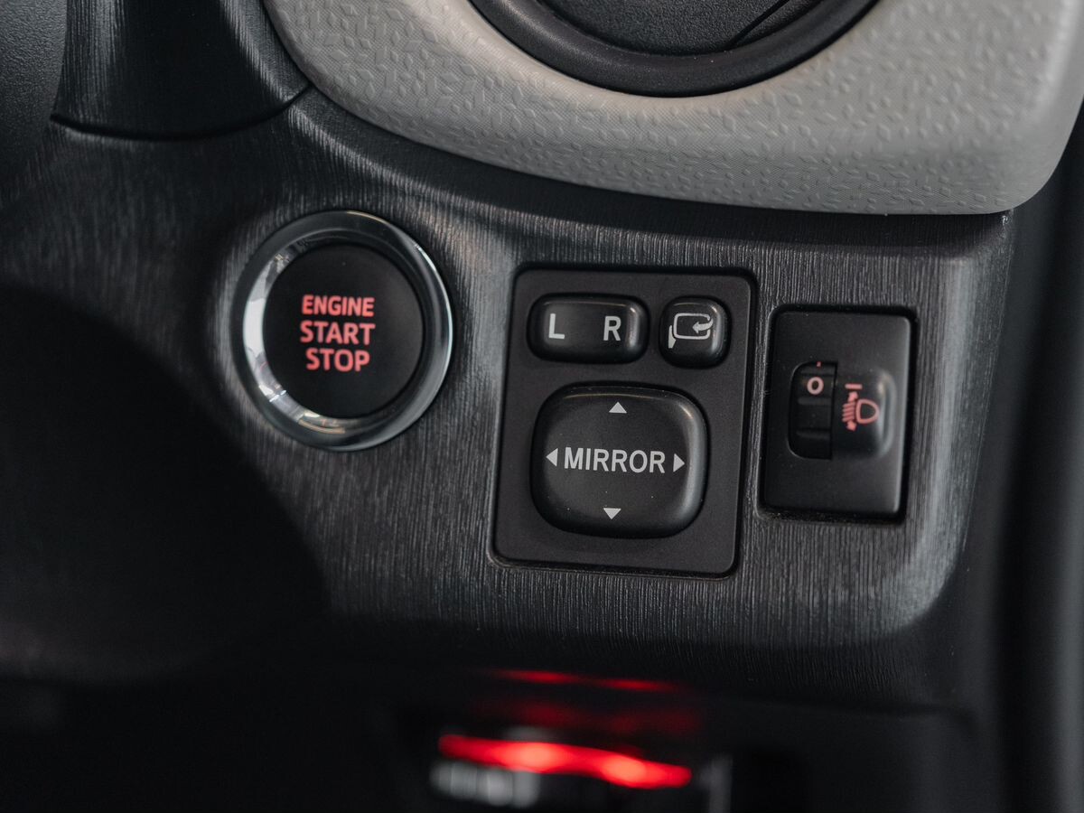 Toyota Vitz 2012 - фото автомобиля