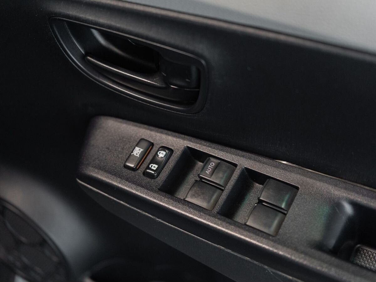Toyota Vitz 2012 - фото автомобиля