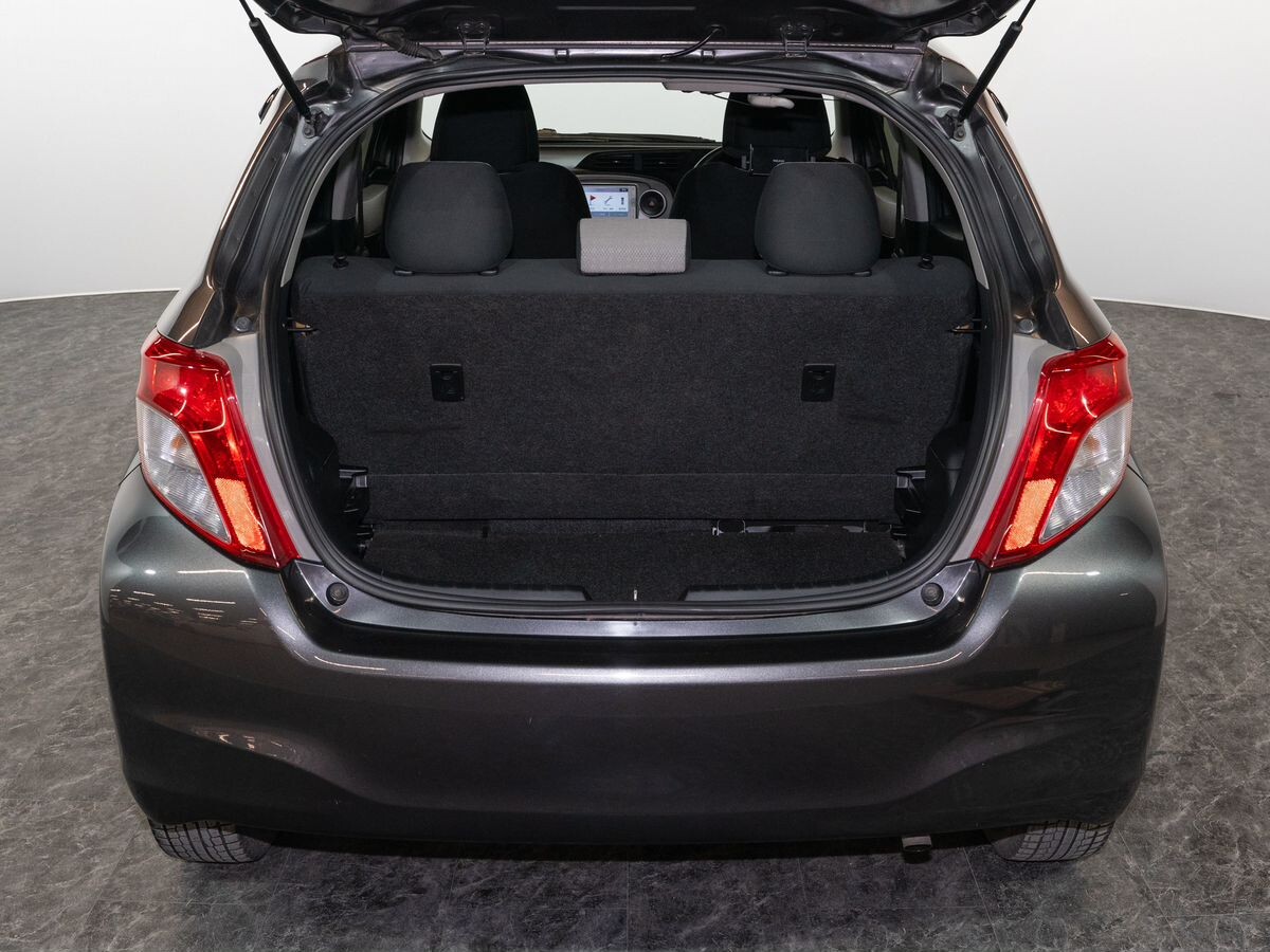 Toyota Vitz 2012 - фото автомобиля
