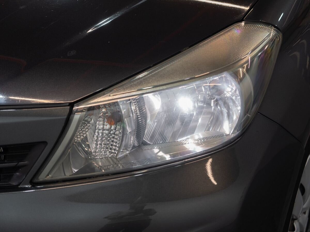 Toyota Vitz 2012 - фото автомобиля