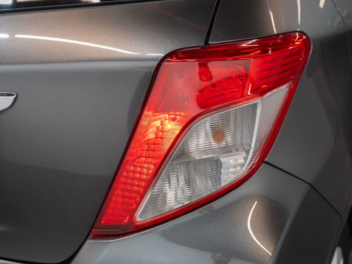 Toyota Vitz 2012 - фото автомобиля