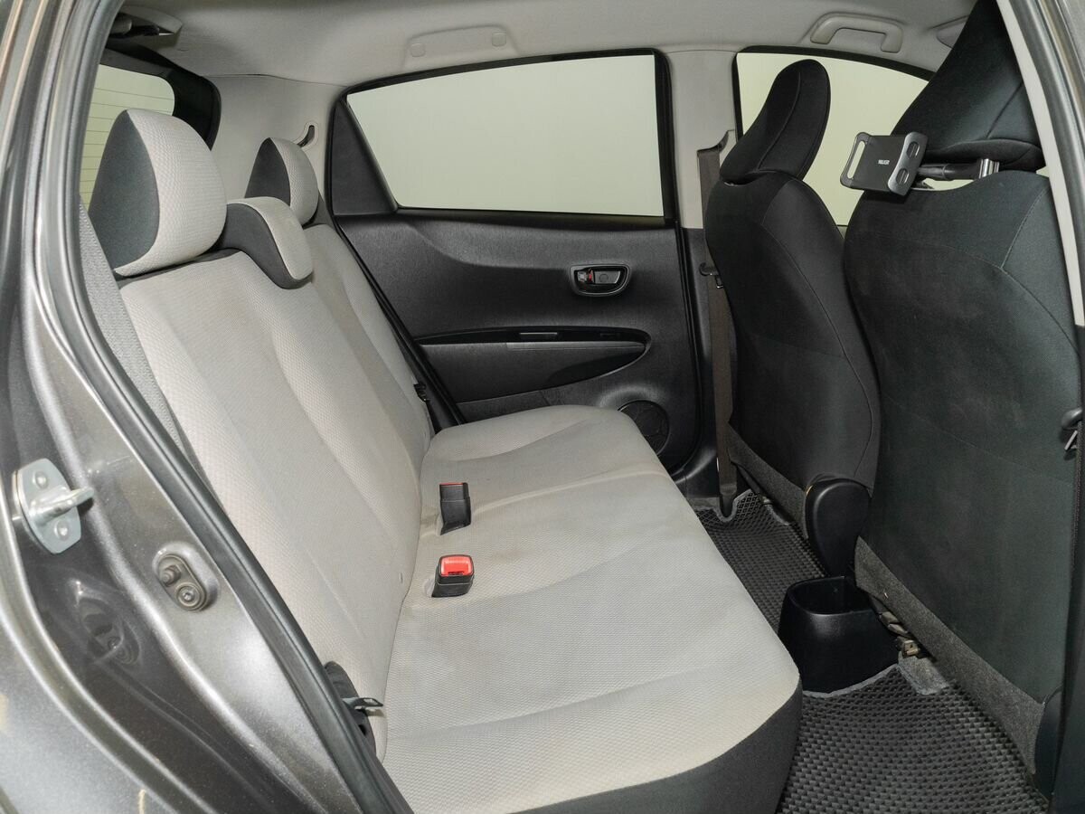 Toyota Vitz 2012 - фото автомобиля