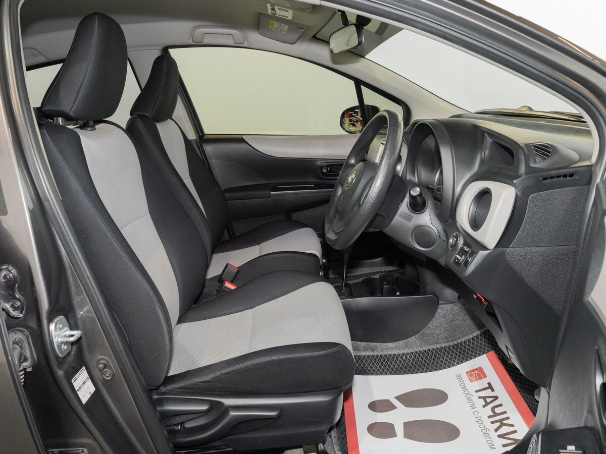 Toyota Vitz 2012 - фото автомобиля