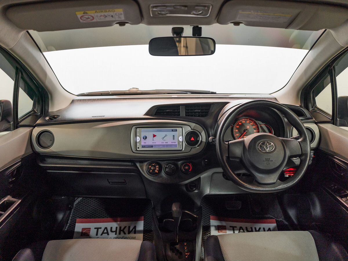 Toyota Vitz 2012 - фото автомобиля
