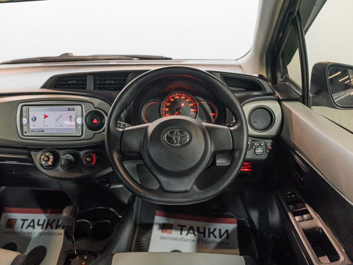 Toyota Vitz 2012 - фото автомобиля